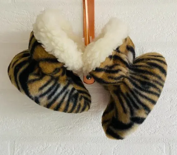 Sapatinho de bebê, tam:17-18, peludo, estampa de onça