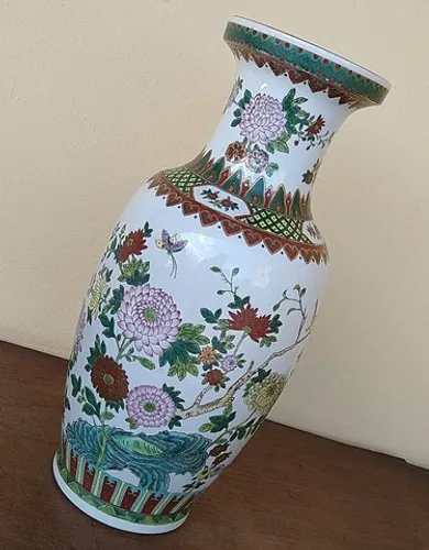 LINDO VASO EM PORCELANA CHINESA COM 47 CM DE ALTURA E DELICADA POLICROMIA FLORAL.