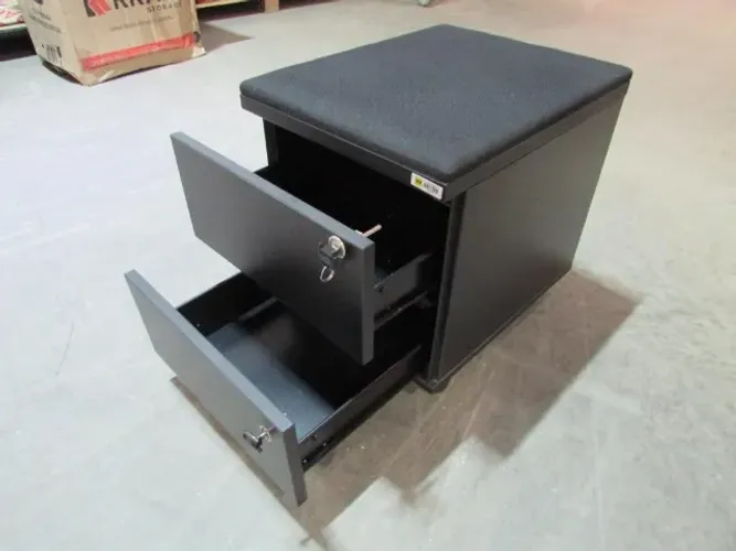 Armario com duas gavetas em aço com rodinha e topo almofadado preto