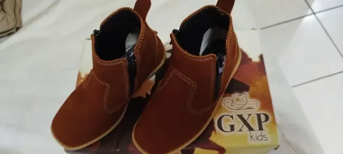 Sapato infantil tipo bota com zíper 