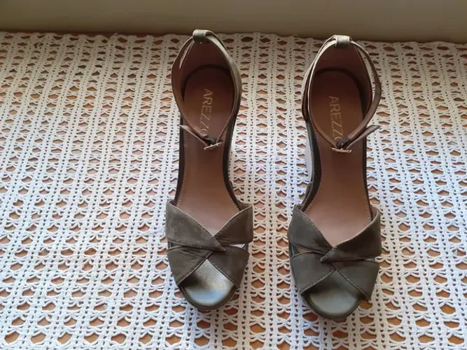 Vendo sandália  anabela verde musgo, da Arezzo, tamanho 37