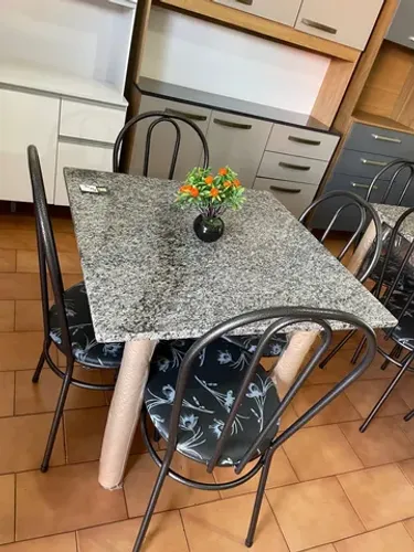 Mesa quadrada com 04 cadeiras granito