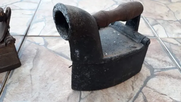3 Ferros a Brasa Para Passar Roupas. Bem Antigos e Usados. Vintage.