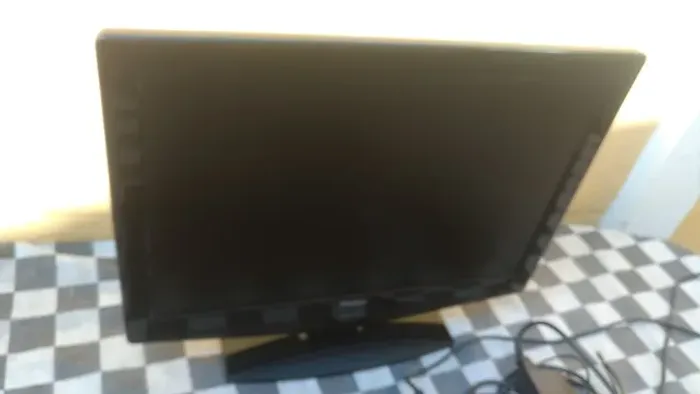 TV Philco 22 pol., entrada VGA, tela LCD, controle, funcionando.