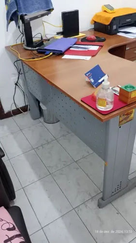 Mesa de escritório em ótimo estado