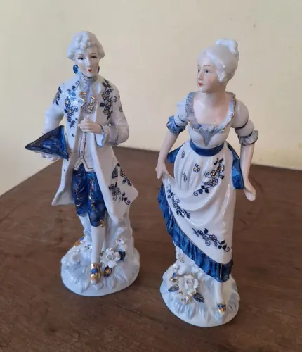 BELÍSSIMO CASAL DE FIDALGOS RICAMENTE TRABALHADOS EM PORCELANA EUROPEIA, ANTIGUIDADE.