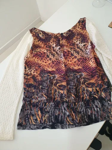 Blusa de manga longa estampa onça- detalhe nas costas - estilosa. 