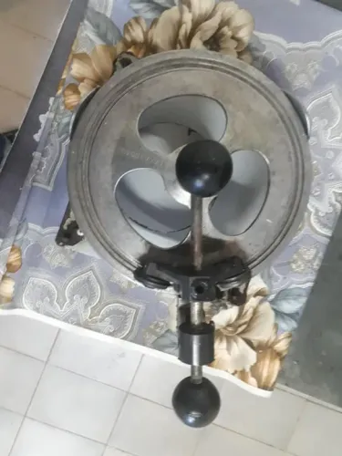 FECHADORA DE METAL  REGULÁVEL PARA MARMITEX DE ALUMÍNIO USADA