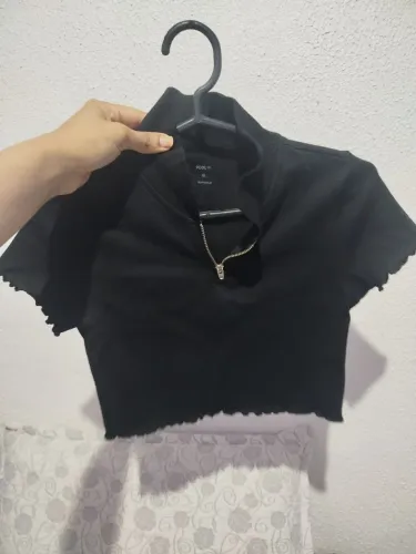 Polo cropped juvenil em ripple com zíper