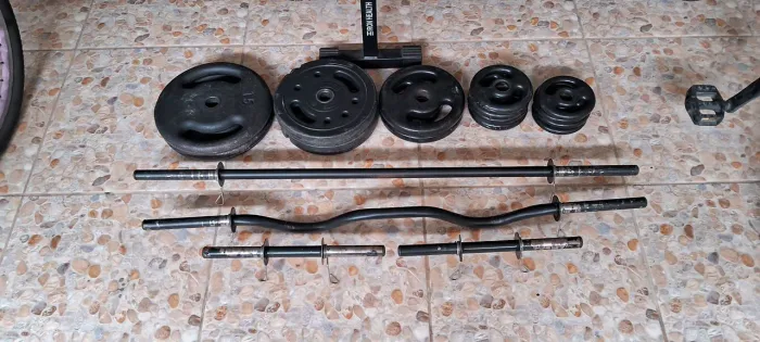 Kit supino completo com barras e pesos.