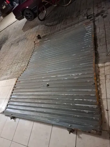 Porta de aço para área externa
