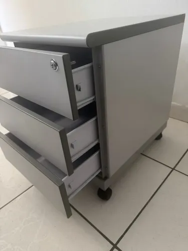 Gaveteiro Cinza com 3 Gavetas - Ideal para Escritório!