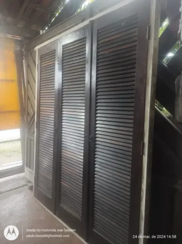 Portas de Madeira Venezianas