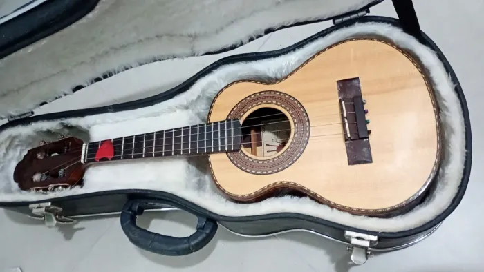 Cavaco Márcio Costa Luthier - Jacarandá com tampo de Faya.