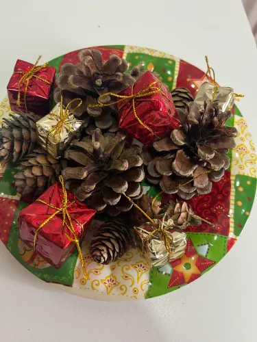 Prato Decorativo de Natal com enfeites 