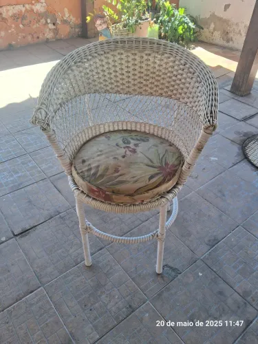 Cadeira de vime branca com assento floral