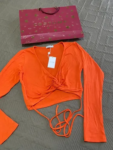 Blusa laranja de manga comprida com amarração Costume