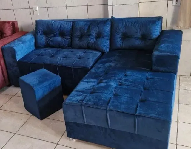 Sofá de canto azul com puff