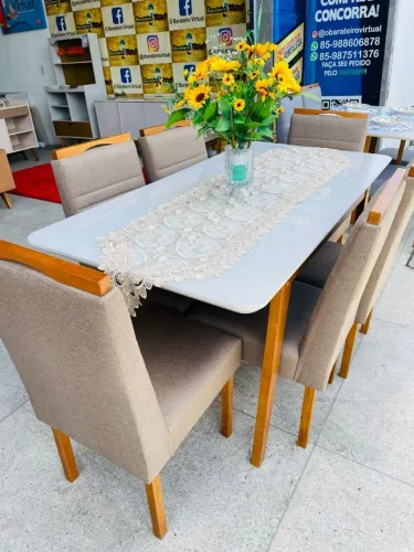 Mesa de jantar de madeira maciça com 6 cadeiras estofadas. Ideal para sua casa, perfeita p