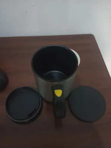 Caneca térmica com aquecimento elétrico
