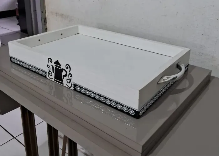 Bandeja de madeira decorada com detalhes em pérolas