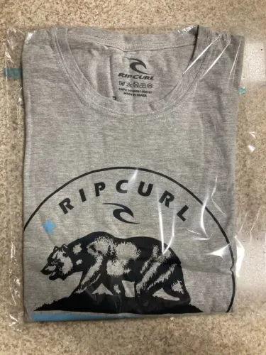 Camiseta Masculina Rip Curl Cinza com Estampa de Urso
