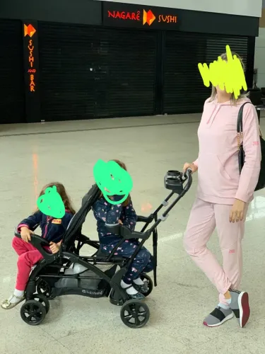 Carrinho de bebê duplo BABY TREND sit?n stand importado em excelente estado