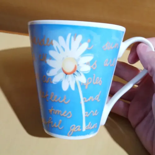 Caneca de porcelana flor com frase em inglês
