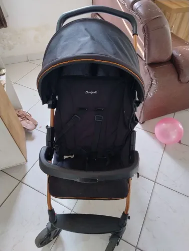 Carrinho de bebê e Bebê Conforto, ambos são da marca Burigotto.