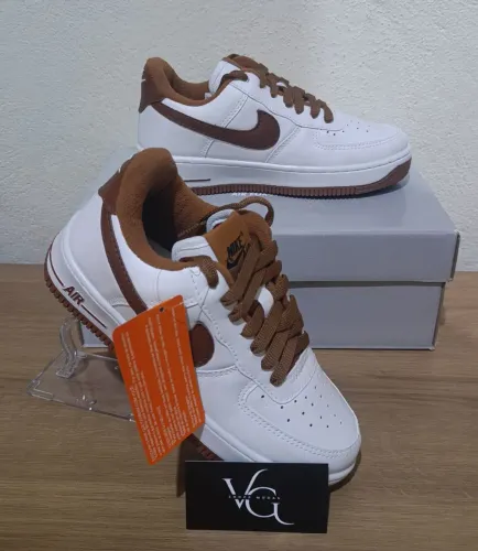 Tênis Nike Air Force 1 Branco com Detalhes Marrom 