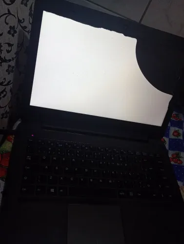 Notebook com tela danificada