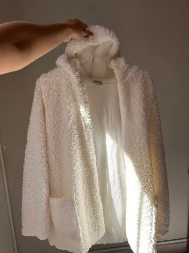 Casaco Teddy Branco com Capuz - Conforto e Estilo!