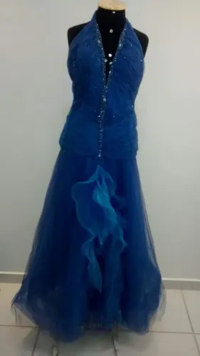 Vestido de festa azul com pedrarias