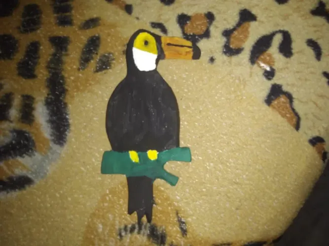 Escultura pequena de Tucano de gesso artesanal*nova*!