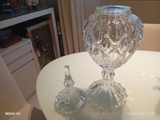 Jarra de cristal com tampa