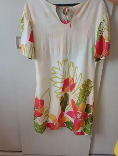 Vestido floral branco com mangas curtas