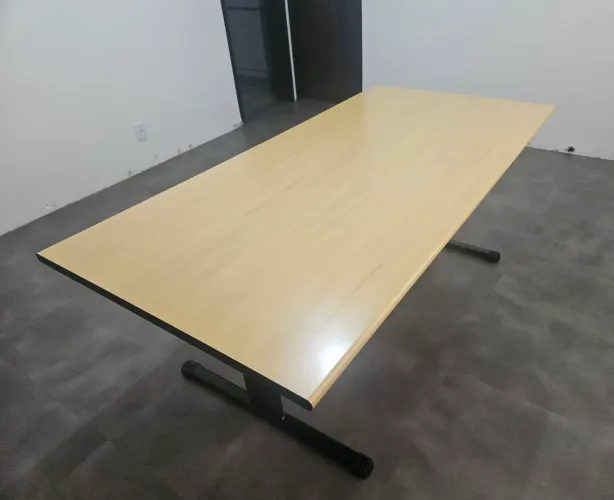 Mesa para reuniões retangular grande.