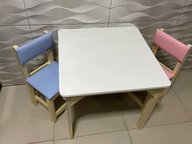 Mesa infantil, com cadeiras coloridas, para crianças até 8 anos