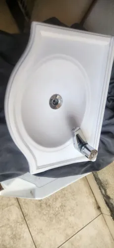 Vendo lavatório de banheiro com torneira