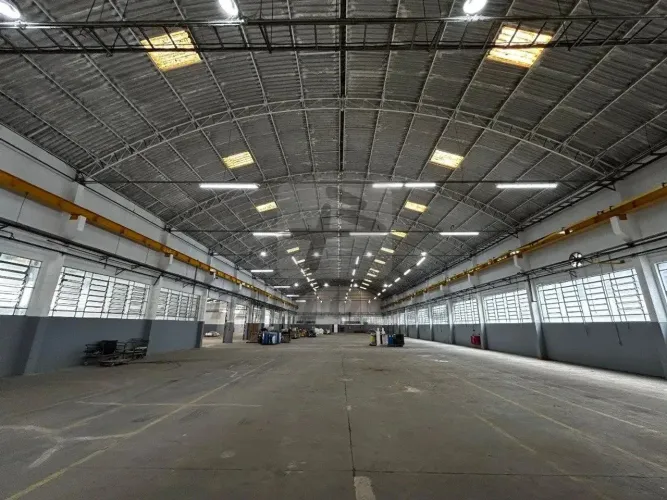 Galpão Industrial para alugar no Bairro Campanário em Diadema com cabine e ponte rolante.