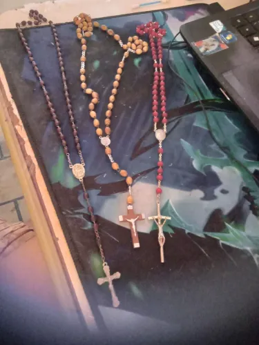 Três rosários religiosos