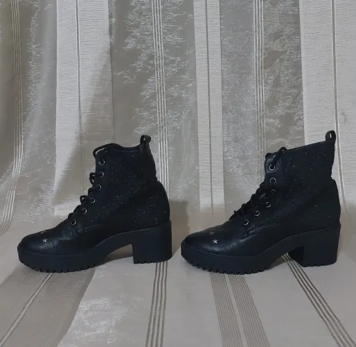 Bota preta cano curto Dakota com brilho