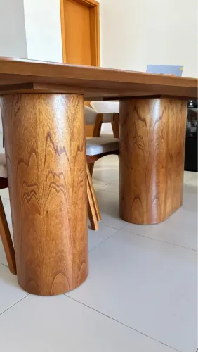 Mesa orgânica em madeira maciça 2,20m. 6 cadeiras madeiras maciça estofada em linho.