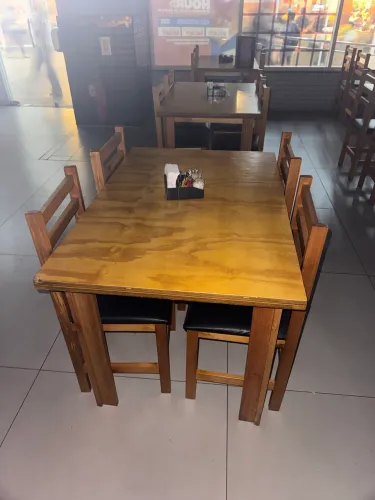 Mesa de madeira com 4 cadeiras - ótima para bar, lanchonete ou área gourmet