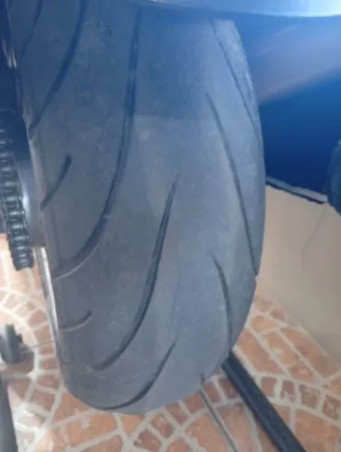 Pneu moto esportivo