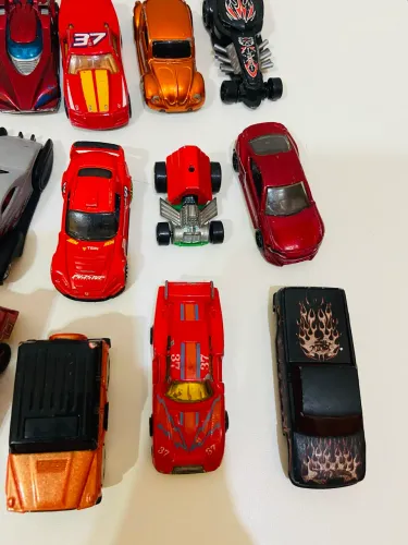 USADOS E DISPONÍVEIS LOTE DE 20 carrinhos hot wheels escala 1:64 - colecionável