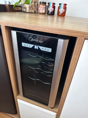 Adega midea 8 garrafas