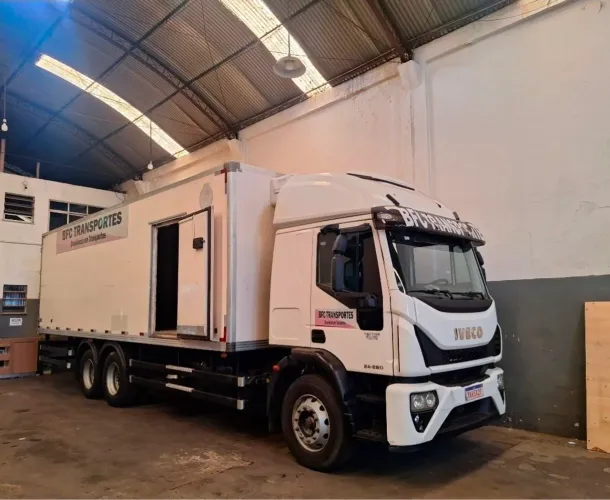 Vendo caminhão iveco tector 240e28 com baú frigorífico 
