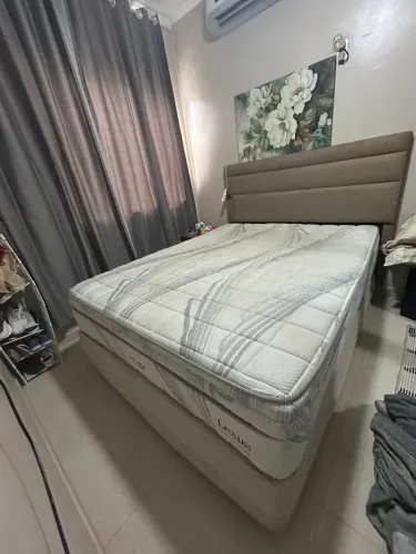 Cama queen com box e cabeceira .