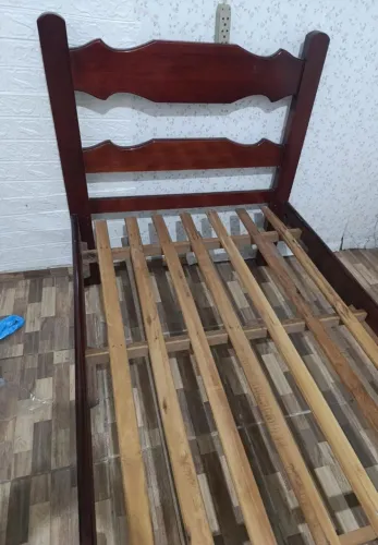 Cama de solteiro de madeira em perfeitas condições!